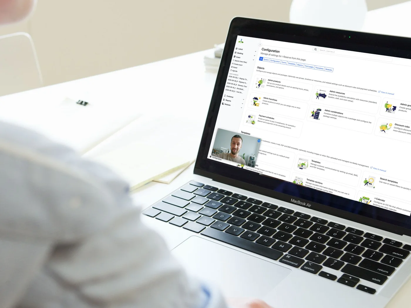 Démo via Google Meet : un collègue présente l’espace d’administration d’i-Reserve