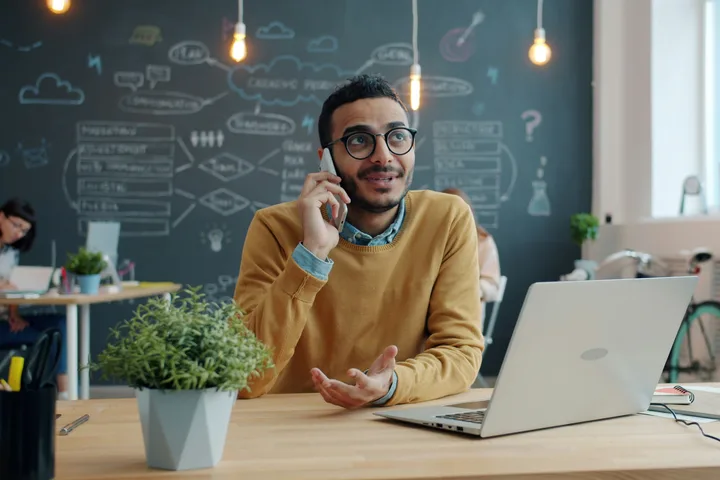 En kollega fra i-Reserve i telefonen med en kunde